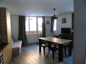 Appartement rénové 2 pièces pour 4 pers, balcon, proche télécabine, commerces, et écoles de ski - FR-1-561-33